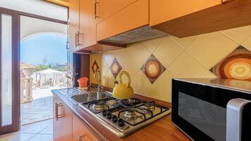 Frigorifero, forno, piano cottura, macchina per tè/caffè