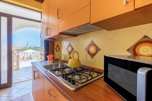 Frigorifero, forno, piano cottura, macchina per tè/caffè