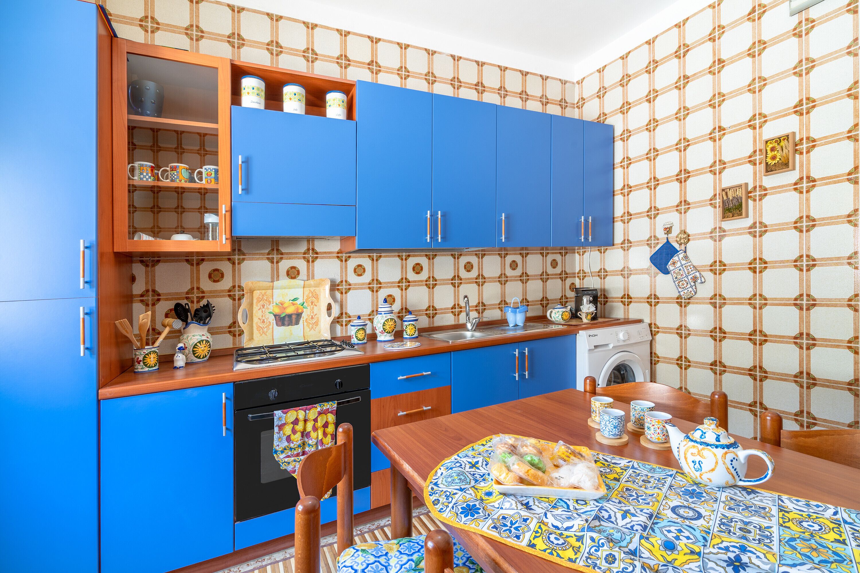 Kühlschrank, Ofen, Herdplatte, Wasserkocher mit Kaffee-/Teezubehör