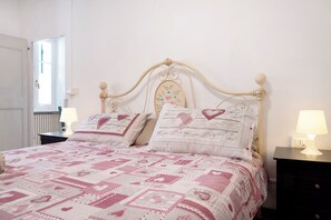 1 slaapkamer, een strijkplank/strijkijzer, gratis wifi, beddengoed