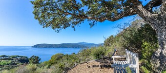 Villa 'Elba Offsite' with Sea View, Wi-Fi and Air Conditioning