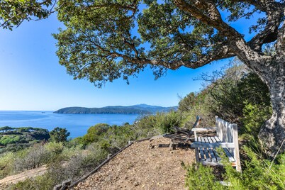 Villa 'Elba Offsite' with Sea View, Wi-Fi and Air Conditioning