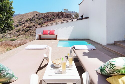 Casa de vacaciones accesible 'El Algarrobero' con vistas a la montaña y piscina privada
