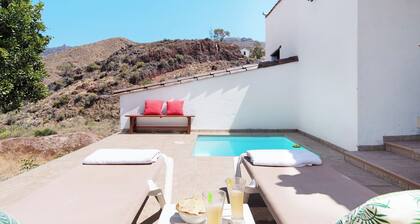 Casa de vacaciones accesible 'El Algarrobero' con vistas a la montaña y piscina privada