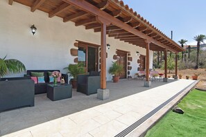 Terrace/patio - Accessible Holiday Home 'El Algarrobero' with Mountain Views and Private Pool (Rosiana)