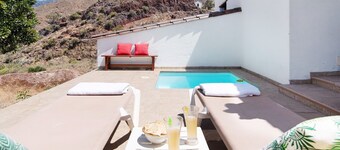 Casa de vacaciones accesible 'El Algarrobero' con vistas a la montaña y piscina privada
