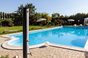 Pool - Apartment 'Fioccomare Tre' with Mountain View, Shared Pool & Wi-Fi (Camaiore)
