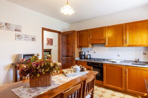 Fridge, microwave, oven, stovetop - Apartment 'Fioccomare Tre' with Mountain View, Shared Pool & Wi-Fi (Camaiore)