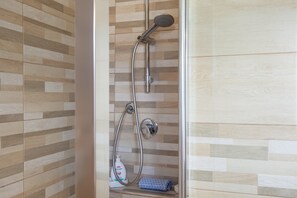 Shower, hair dryer, towels - Apartment 'Fioccomare Tre' with Mountain View, Shared Pool & Wi-Fi (Camaiore)