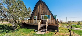 Lucky Duck - Cozy cabin on acreage | Pet friendly