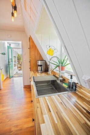 Réfrigérateur, un four, surface de cuisson, cafetiÚre-théiÚre