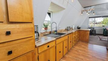 Kühlschrank, Ofen, Herdplatte, Wasserkocher mit Kaffee-/Teezubehör