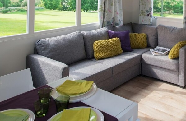 Maldives 4 | Living area | TV - EuroParcs Kohnenhof (Parc Hosingen)