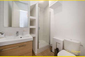 Shower, hair dryer, towels, soap - Le Morgan - Magnificent city center apartment with parking space (Salon-de-Provence)