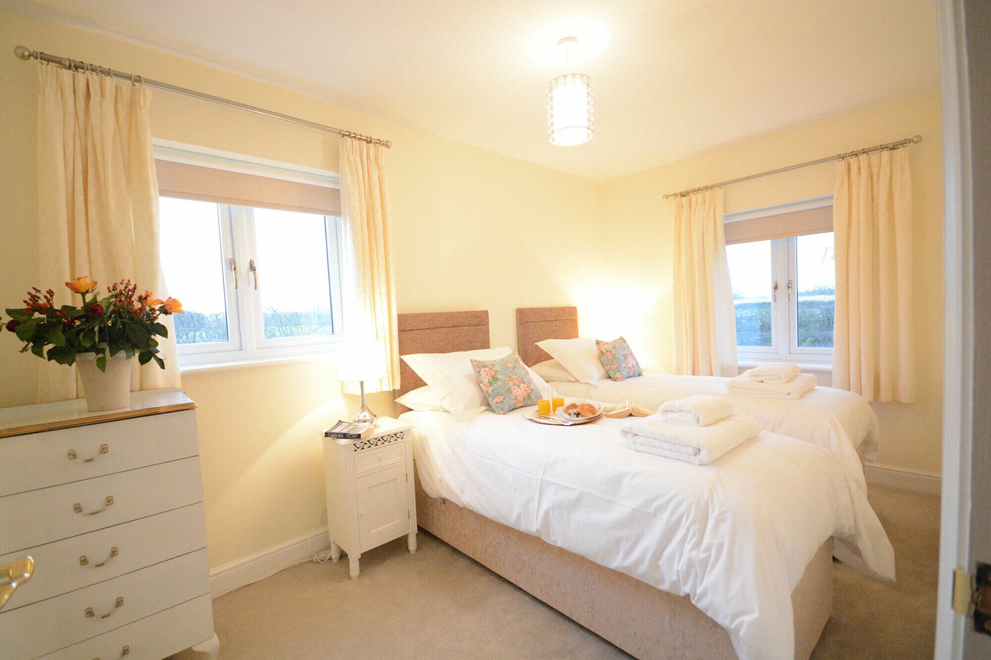 2 habitaciones, decoración personalizada y muebles diferentes 