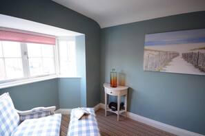 2 dormitoris, decoració individual i mobiliari individual 