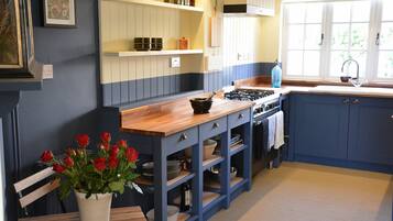 Refrigerador, lavavajillas y utensilios de cocina