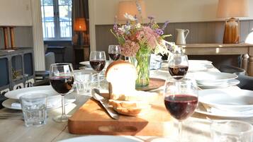 Refrigerador, lavavajillas y utensilios de cocina