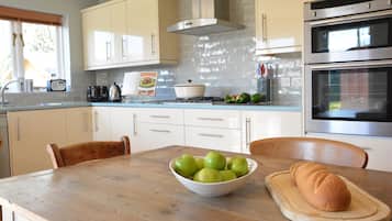 Fridge, cookware/dishes/utensils