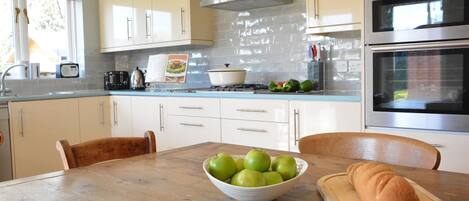 Fridge, cookware/dishes/utensils