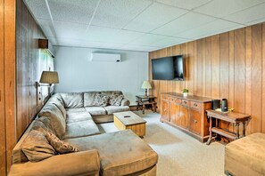 TV, stereo - Secluded Getaway < 10 Mi to Saratoga Springs! (Porter Corners)