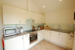 Fridge, cookware/dishes/utensils