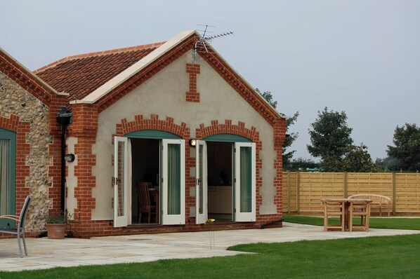 Cottage | Outdoor dining - Romulus (Norwich)