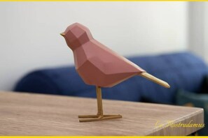 2 slaapkamers, een bureau, een strijkplank/strijkijzer, reisbedje