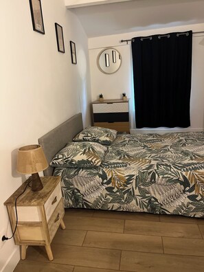 2 quartos, escrivaninha, ferros/tábuas de passar roupa, berço de viagem