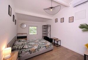 2 Schlafzimmer, Schreibtisch, Bügeleisen/Bügelbrett, Reisekinderbett