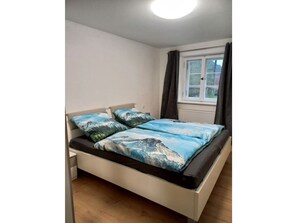 1 Schlafzimmer, Schreibtisch, Bügeleisen/Bügelbrett, Reisekinderbett