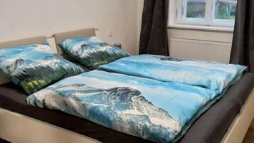 1 Schlafzimmer, Schreibtisch, Bügeleisen/Bügelbrett, Reisekinderbett