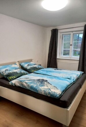 1 Schlafzimmer, Schreibtisch, Bügeleisen/Bügelbrett, Reisekinderbett