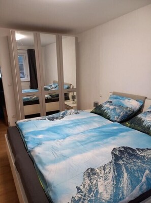 1 Schlafzimmer, Schreibtisch, Bügeleisen/Bügelbrett, Reisekinderbett