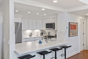 Fridge, microwave, oven, stovetop - Blue Mesa 4 A True Ski Hike Bike Dine Condo - 3 Bd, 2.5 Ba - Sleeps 8 (Mountain Village)