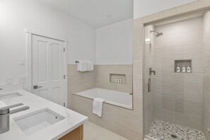 Ensemble baignoire-douche, séchoir à cheveux, serviettes fournies
