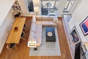 Smart TV, fireplace