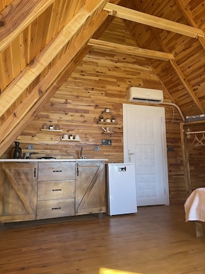 Cabane dans un arbre Deluxe, 1 grand lit | Cuisine privée | Réfrigérateur, surface de cuisson, cuiseur à riz, moulin à café