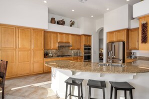 Fridge, microwave, oven, stovetop - A Fountain Hills Gem, Pool, BBQ, Fireplace, Bar, Views! (Fountain Hills)
