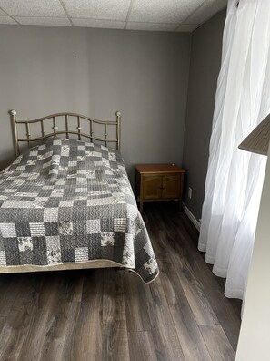 4 bedrooms, WiFi - Spacious two level property on St.Lawrence river (Summerstown)