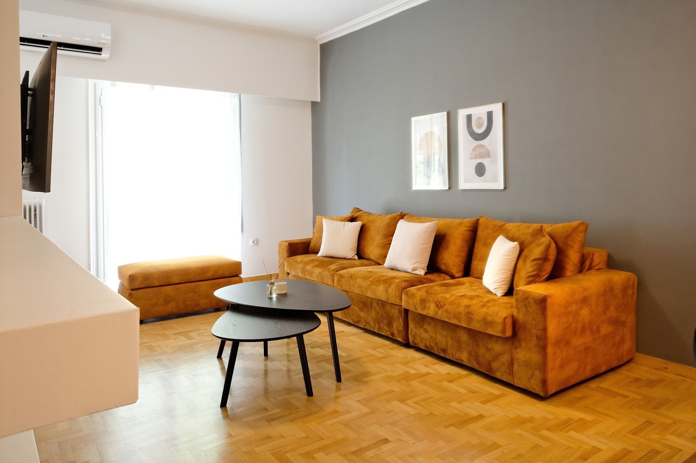Un salón moderno con sofá, una mesa de centro y vistas al exterior.