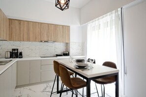 Private kitchen - Elegant Big Apartment in Athens With Balcony (Athens)