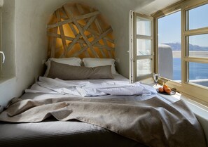 3 bedrooms, in-room safe, free WiFi, bed sheets - Opulent Oia Oasis: 3-Bedroom Luxury Suite (Oía)