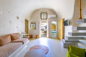 Smart TV, fireplace - Opulent Oia Oasis: 3-Bedroom Luxury Suite (Oía)