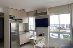 Estúdio empresarial, 1 cama de casal e sofá-cama, para não fumantes, vista para a cidade | Cozinha privada | Geladeira grande, micro-ondas, cooktop, cafeteira/chaleira