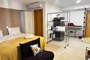 Studio | In-room safe, desk, blackout drapes, iron/ironing board