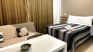 Apartemen | Brankas, meja kerja, tirai kedap cahaya, dan setrika/meja setrika