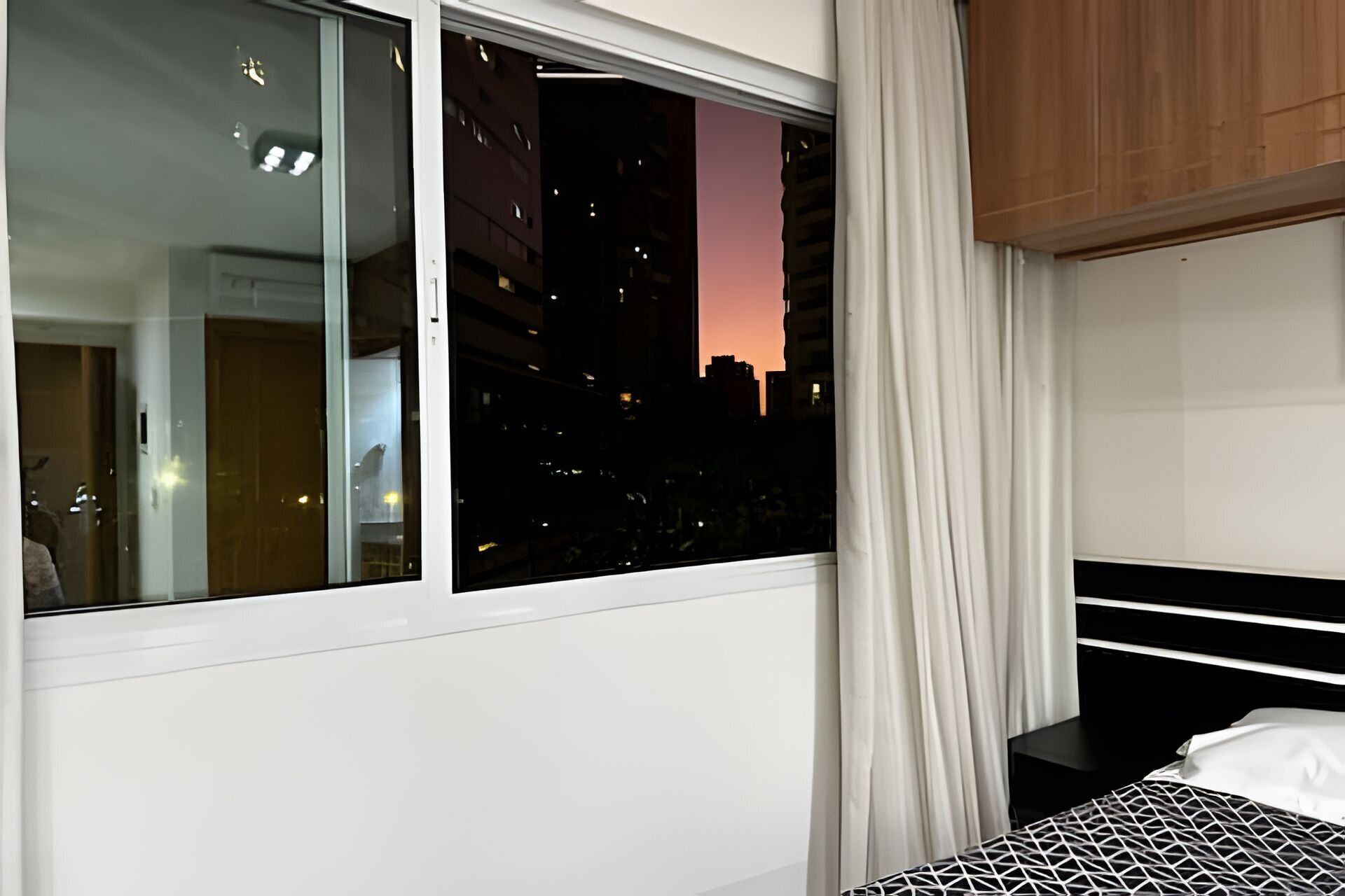 Apartamento | Caja fuerte, escritorio, cortinas opacas y tabla de planchar con plancha