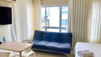 Lejlighed | Pengeskab på værelset, mørklægningsgardiner, strygejern/strygebræt