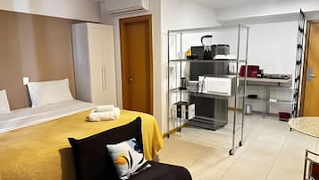 Caja de seguridad en la habitación, escritorio y cortinas blackout